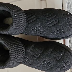 NWT Platform UGG Black Embossed Logo Knit Cuff Boots